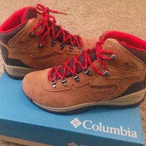 Women’s Columbia Hiking Boots NWT Size 8.5